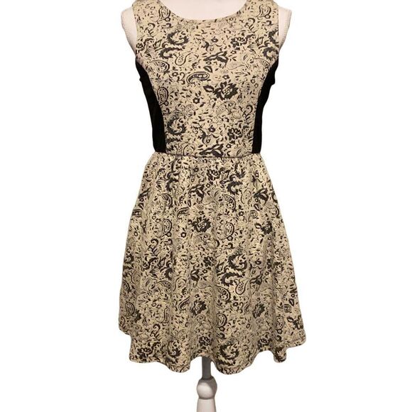 Rewind Textured Dress   - Picture 1 of 7